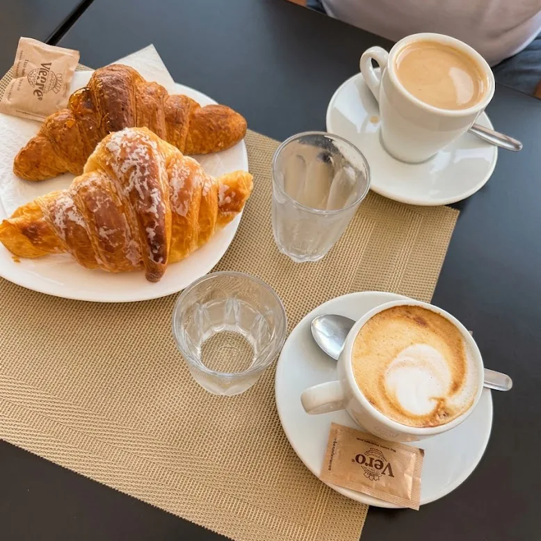 Cappuccino, caffè e cornetti serviti al tavolo