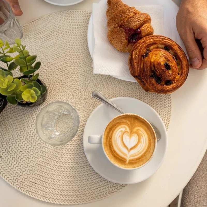 Cappuccino con il cuore disegnato nella schiuma